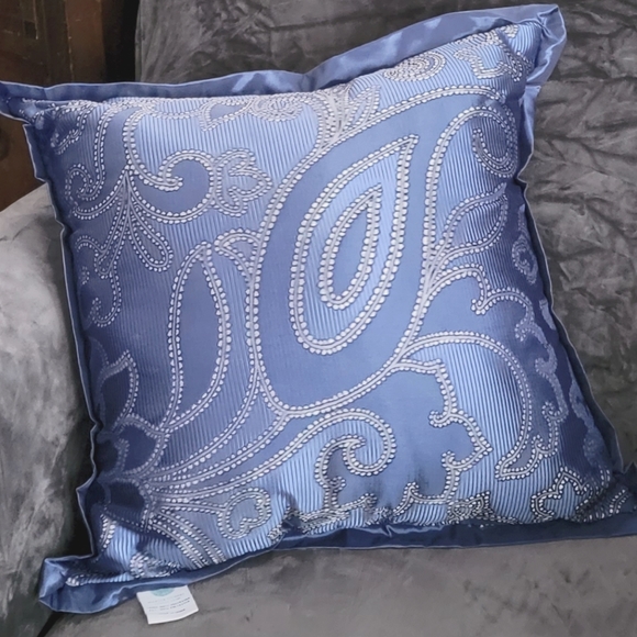 Bundle Martha Stewart Accent Throw Pillows. - Picture 2 of 7